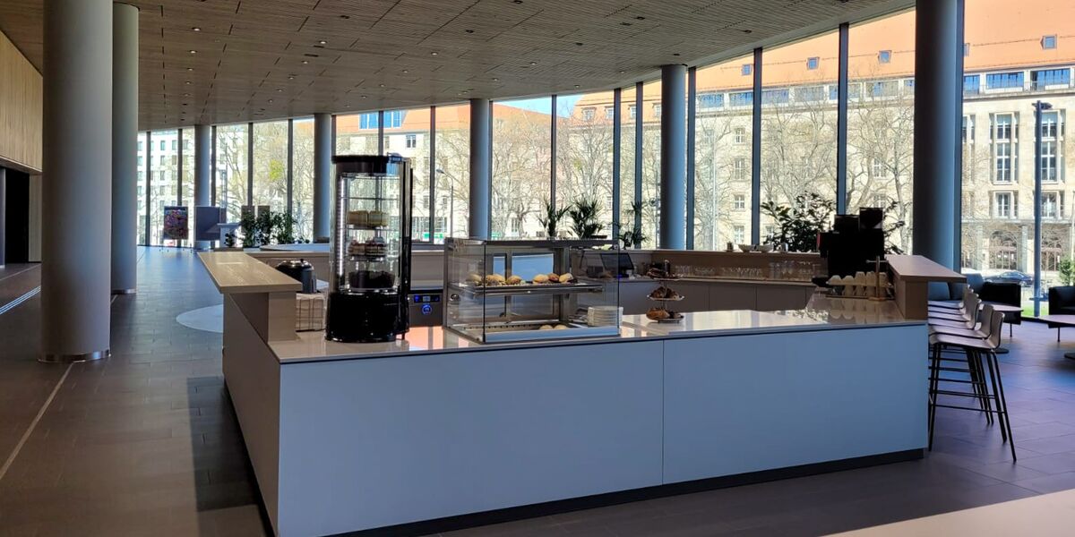 Theke der Kaffeebar im Stadtforum mit Blick durch die Fensterfront zum Rathaus