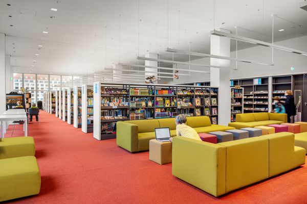 Zentralbibliothek im Kulturpalast Dresden mit Bücherregalen und Sitzbereich