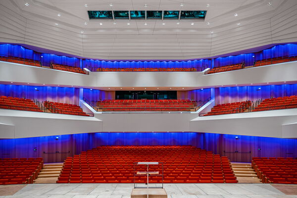 Konzertsaal im Kulturpalast Dresden mit blauer Beleuchtung