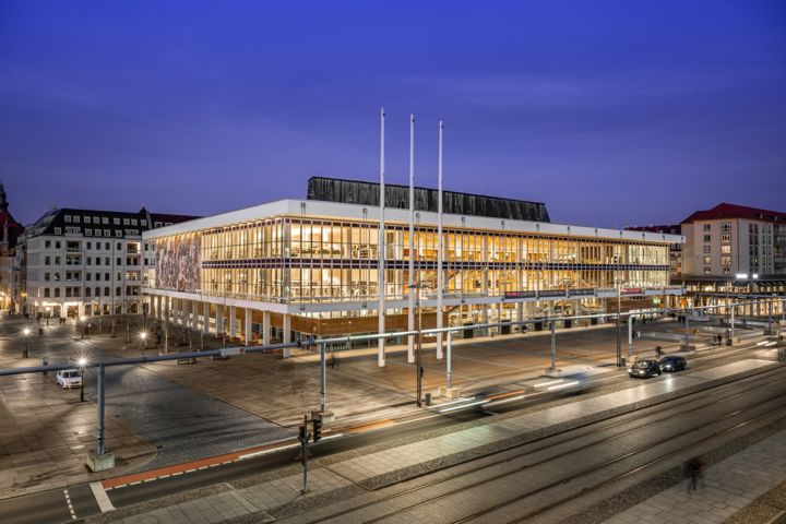 Kulturpalast Dresden beleuchtet bei Nacht