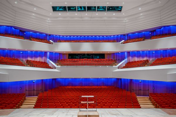 Konzertsaal im Kulturpalast Dresden mit blauer Beleuchtung