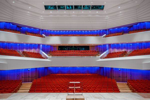 Konzertsaal im Kulturpalast Dresden mit blauer Beleuchtung