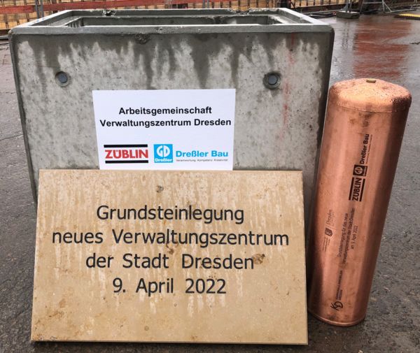 Blick auf den Grundstein Blick auf den Grundstein und die Zeitkapsel