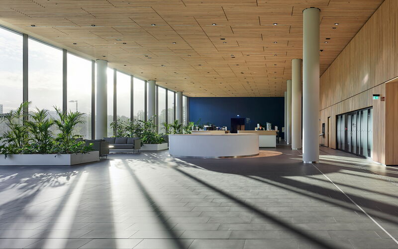 Stadtforum – Innenansicht der Kantine im morgendlichen Sonnenlicht