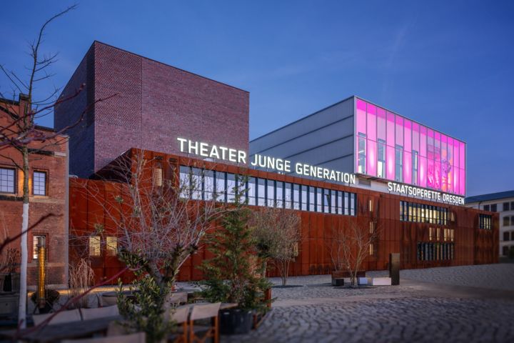 Theater im Kraftwerk Mitte im Abendlicht von Norden gesehen