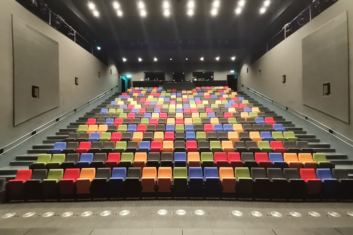 Blick von Bühne auf Zuschauerplätze Saal tjg.