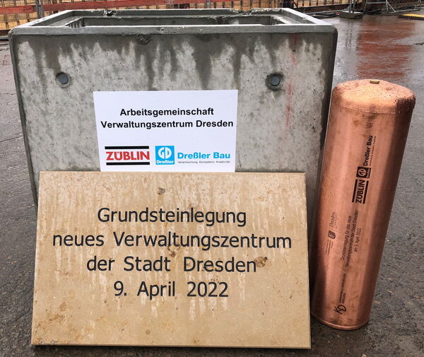 Blick auf den Grundstein und die Zeitkapsel