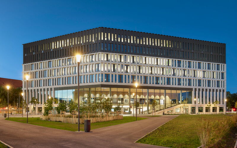 Stadtforum – Ansicht von Südwesten in abendlichem Ambiente