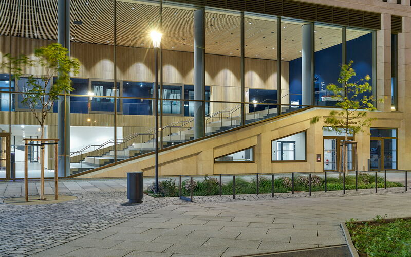 Stadtforum – Detailansicht der Südfassade abendlich beleuchtet